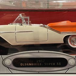 Road Signature 1:18 Scale 92758 / 1957 Oldsmobile Super 88 - Orange & White