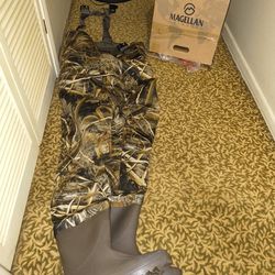 Brand New Magellan waders real tree max 5 design