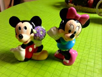 Mickey Mouse and Minnie Salt/Pepper Shakers Set Disney Our Family Tree Holiday Celebration Gift