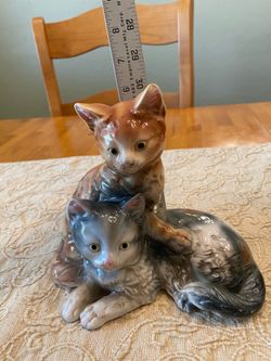Vintage porcelain statue of 2 cats. 7 x 6.5 inches. Cottage / country / retro.