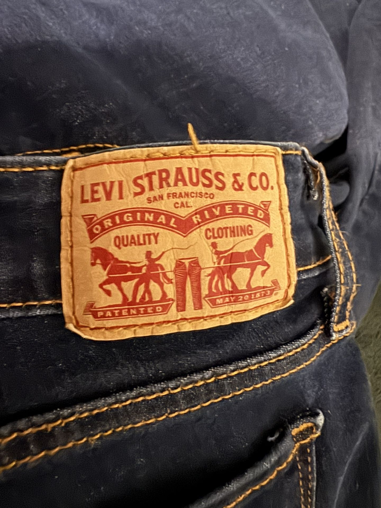 2 Levi Jeans 