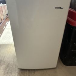 Mini-Fridge (White)