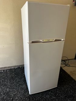 7.5 cu. ft. Apartment Size Refrigerator, in White