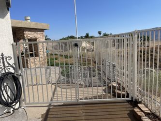Metal/vinyl gates