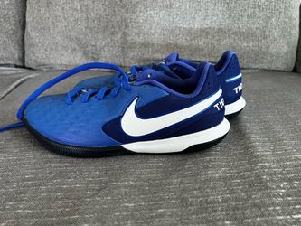 Soccer shoes