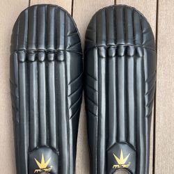 Wicket Keeping Pads-Mids Z12 Limited Edition Black.