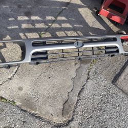 Toyota sr5 truck Part, Front grille, 1 small Crack, 