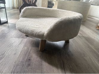 Elevated minimalist cat cat lounge