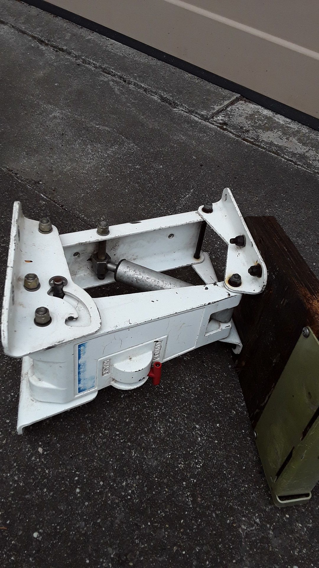 Photo Outboard motor mount for boat