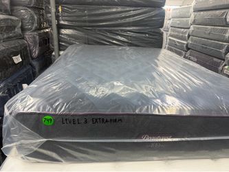 QUEEN SIZE SIMMONS BEAUTYREST WORLD CLASS LEVEL 3 (EXTRA-FIRM) MATTRESS & BOX SPRING BED SET