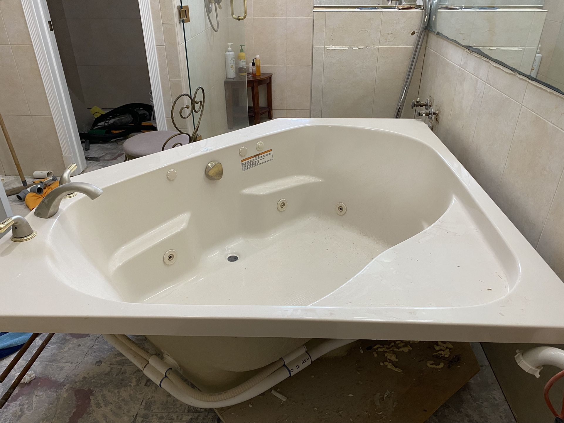 Jacuzzi With 6 Jets. Córner Jacuzzi. Cielo By Whirlpool, with Toilet And Bidet . Perfect Conditions .
