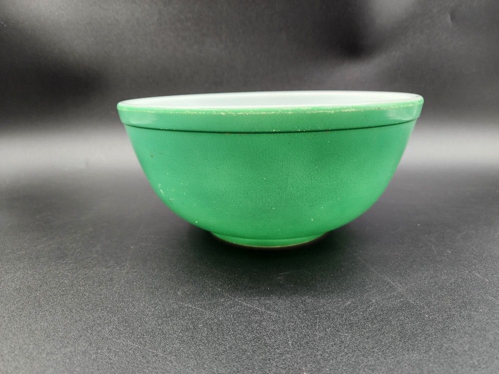 1940s Green Pyrex Bowl 2.5 QT