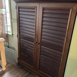 free , cabinet , wood, armoire, Colonial Place Norfolk need going today, Sunday, January 18