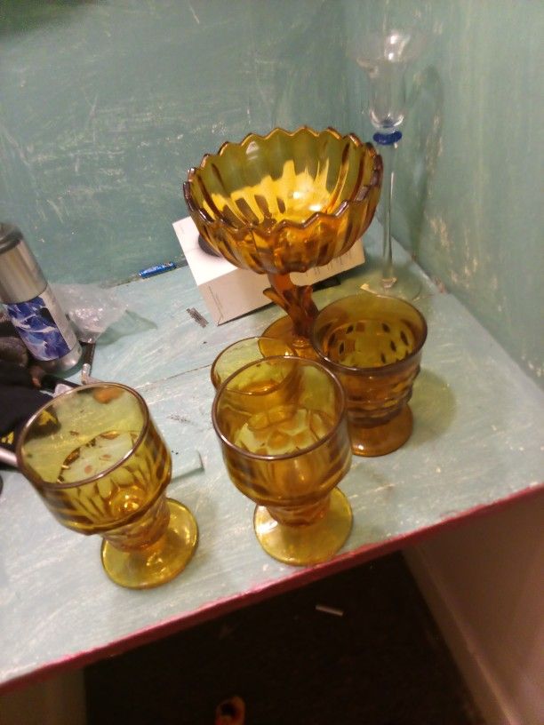 Vintage Amber Glass Vase With 4 Glasses 