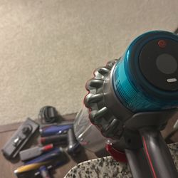 800 Dyson Gen5 Vacuum w/ Charger — Retail $1050+ — Urgent Sale