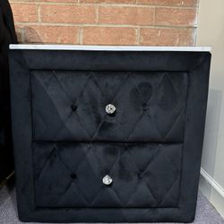 Annabelle Black Nightstand 