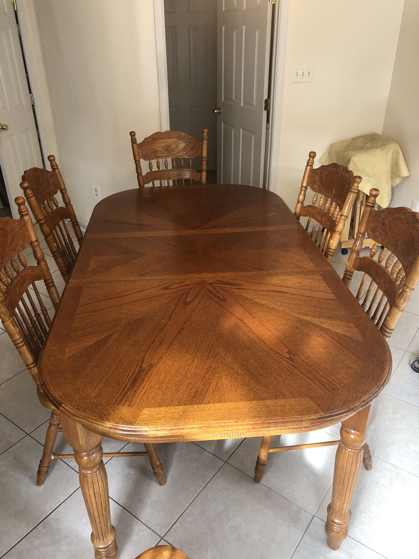 Kitchen table with 6 Chairs and 2 Counter chairs