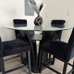 4 Chair And Dinner Table