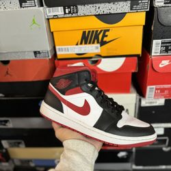 Jordan 1 Mid Gym Red Black White size 9 VNDS