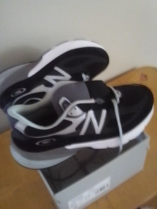 NEW IN BOX Men's Size 11