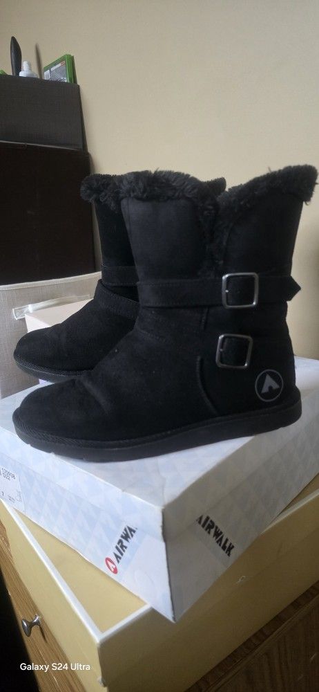 Used Size 7 Boots $8