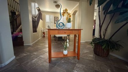 Beautiful entry table with a drawer in excellent condion