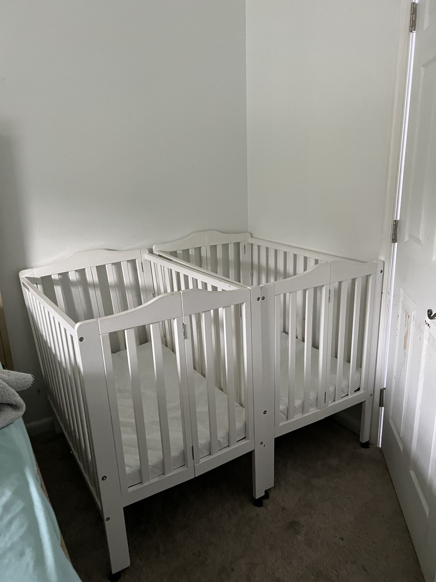 TWIN CRIB WITH WITH FIRM MATTRESS