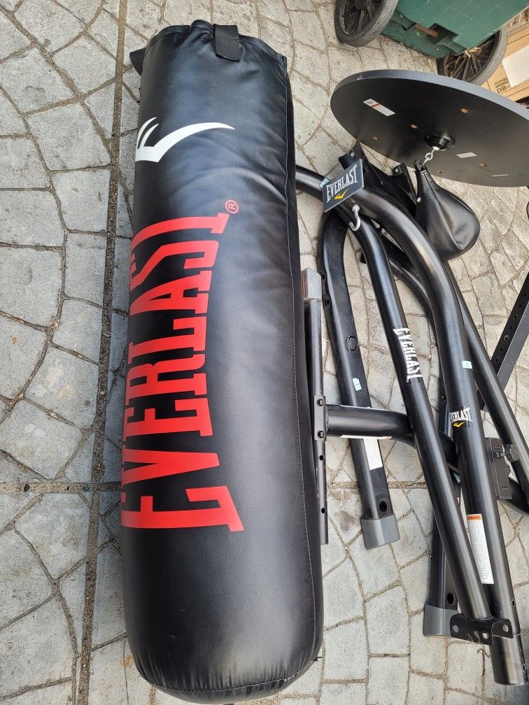 punching 👊  bag  with stand and speed bag🎒 