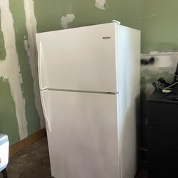 WHIRLPOOL REFRIGERATOR //// Like New !!!