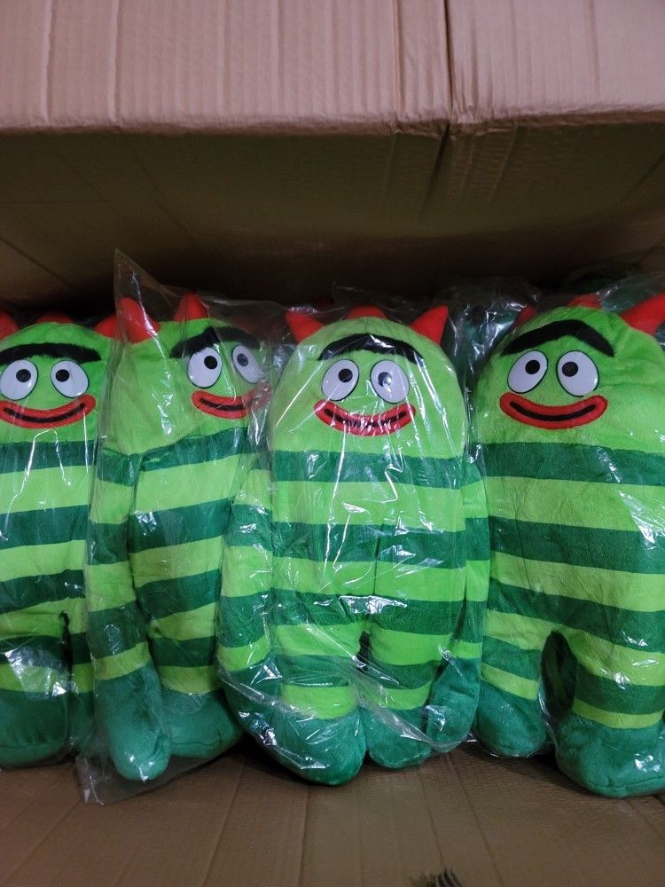 Yo Gabba Gabba! Brobee 18" Plush Backpack