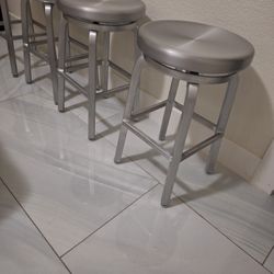 4 Bar Stools Great Condition 