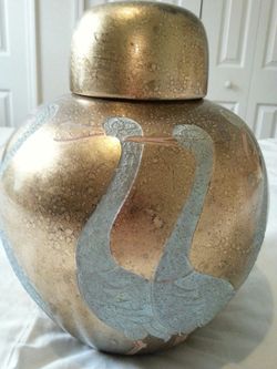 ORIENTAL DECOR A GOLD CARVING BIRD GINGER JAR