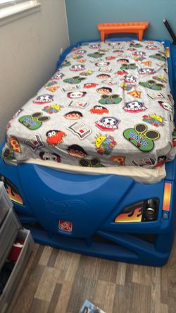 Cama de carro para niño