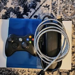 Xbox 360 E Call Of Duty Special Edition Blue Console Bundle 500GB Tested. *Games download, see pictures.