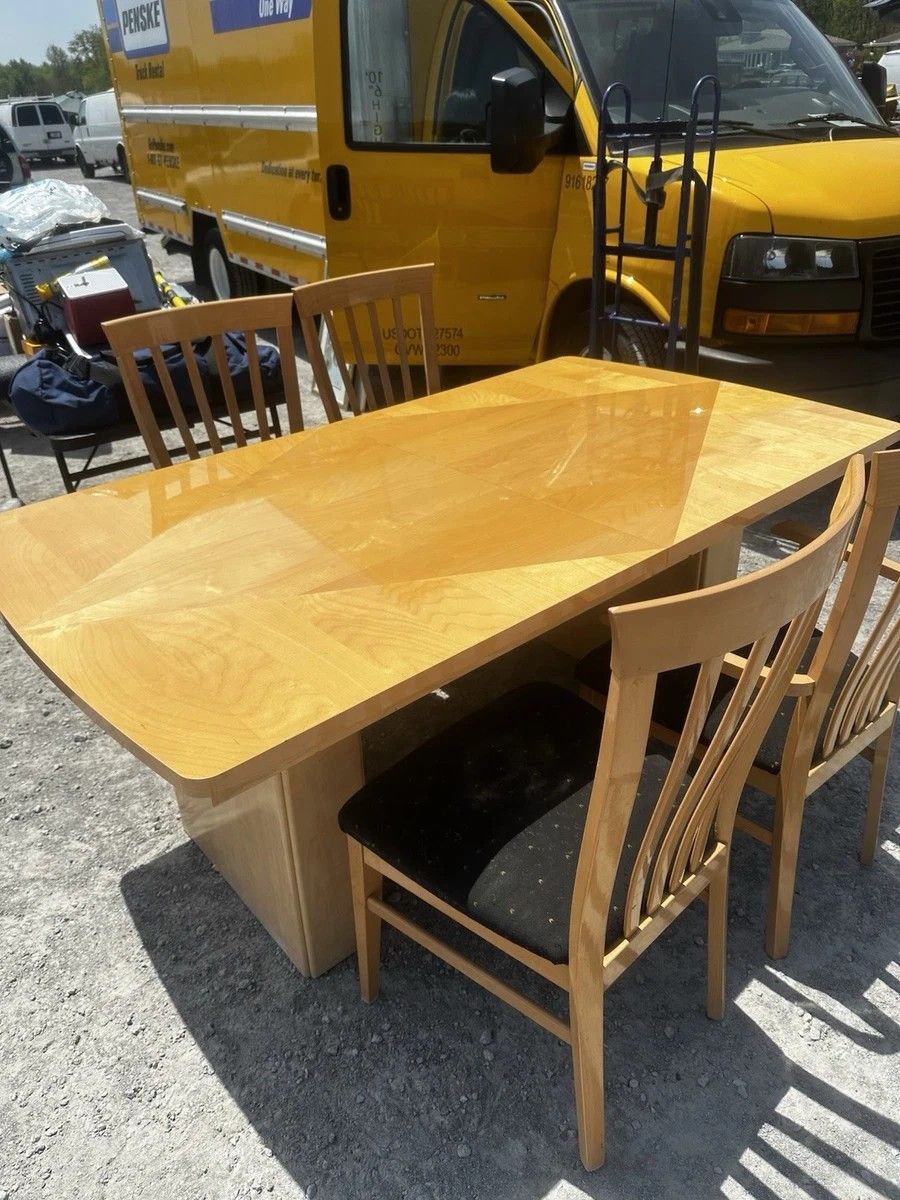 Furniture Used Dining Room or Kitchen Table and Chairs. Excellent condition.