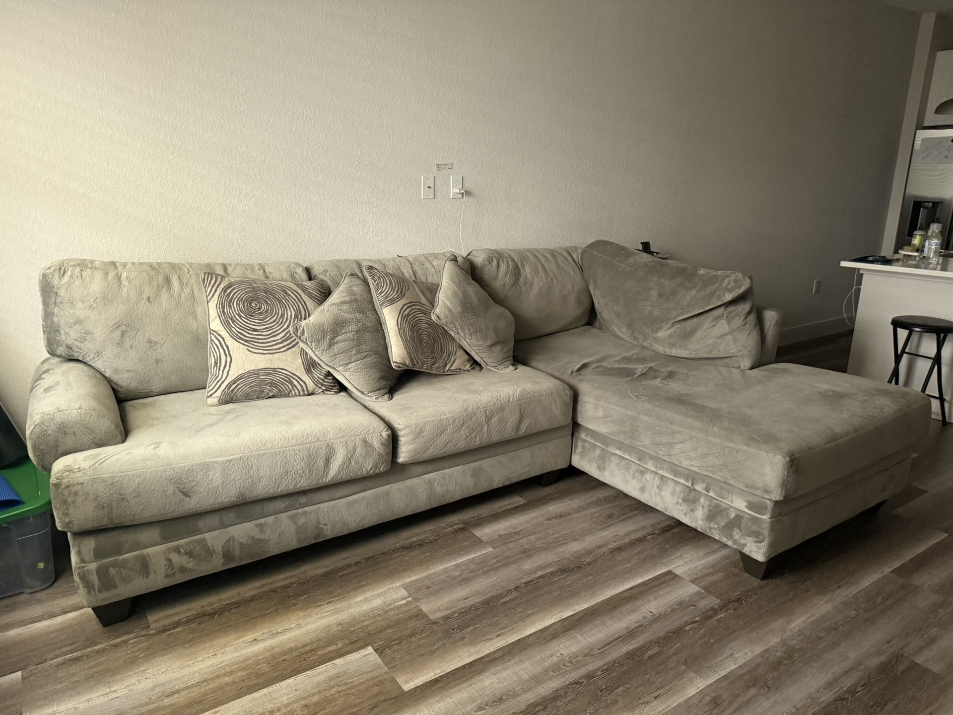 🛋️ Gray Sectional Sofa (2-Piece) w/ Pillows – $300 (CASH ONLY) 🛋️
