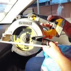 DeWalt 20 Volt MAX Cordless Circular Saw