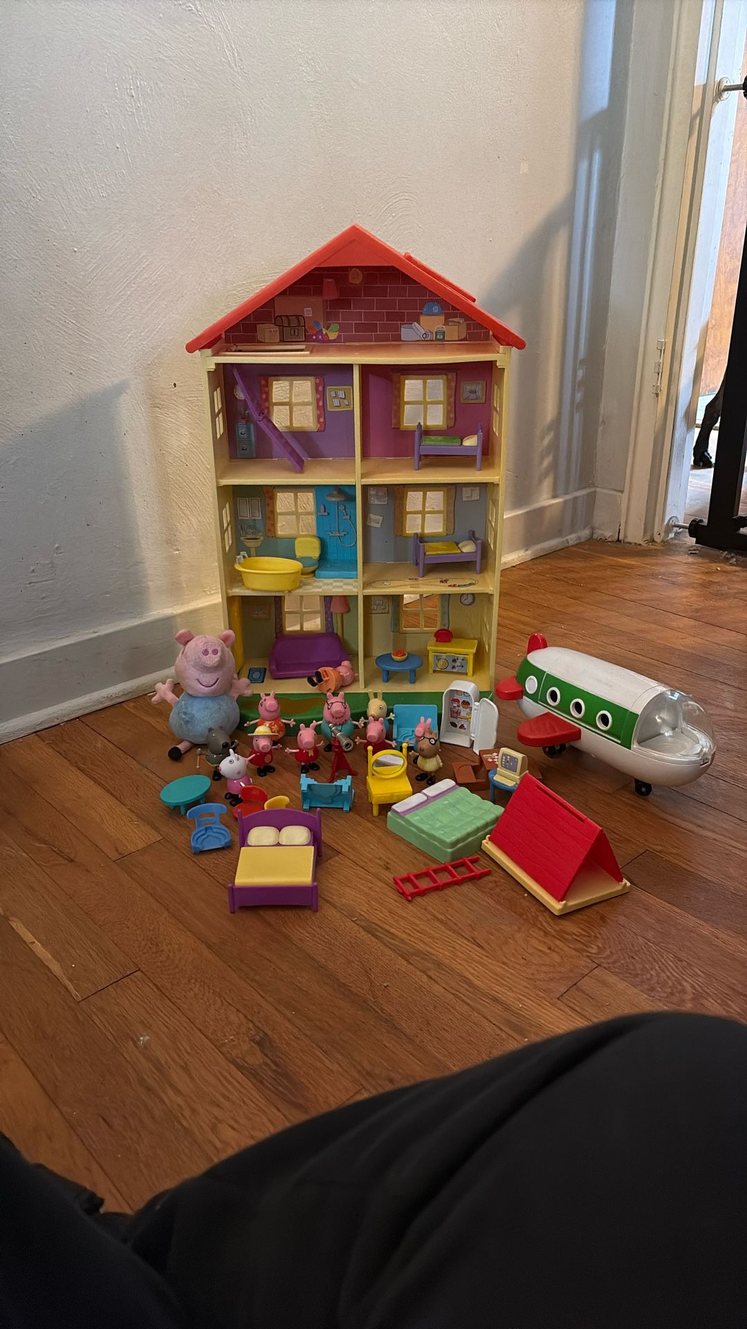 Peppa Pig House and accessories