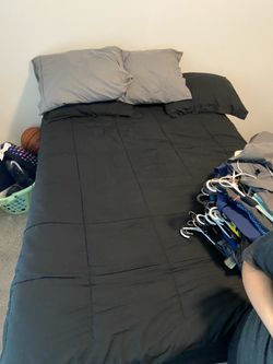 Full size bed whit under frame included