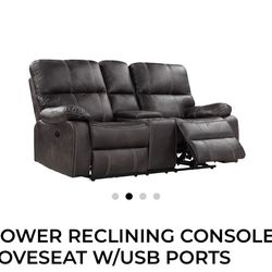 POWER RECLINING CONSOLE LOVESEAT W/USB PORTS Jessie James Collection by Emerald