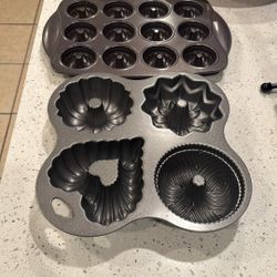 2 Heavy Duty Baking Pans 