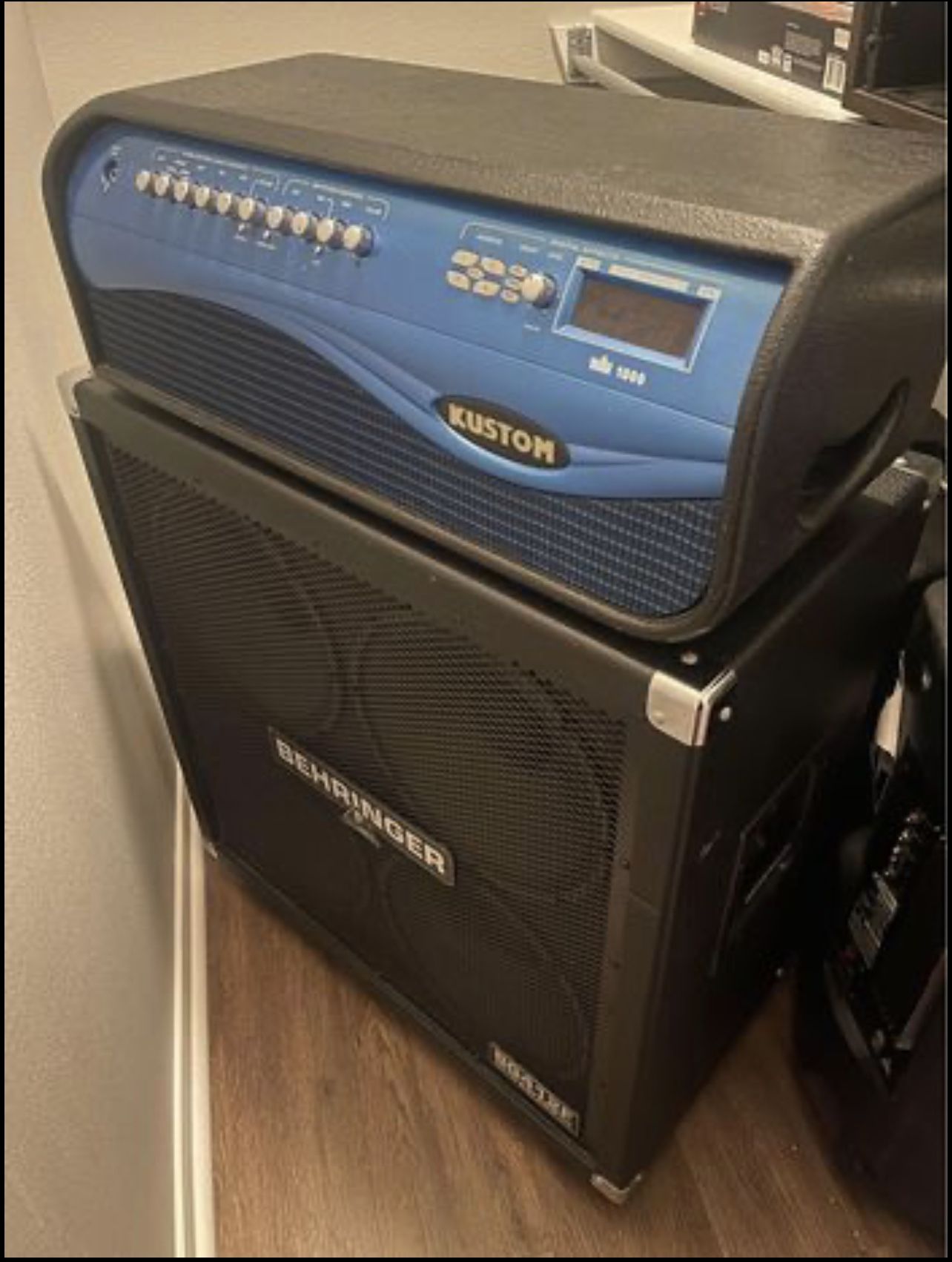 Kustom WAV 1000 Hybrid Tube Guitar Amp Head with a Behringer BG412F