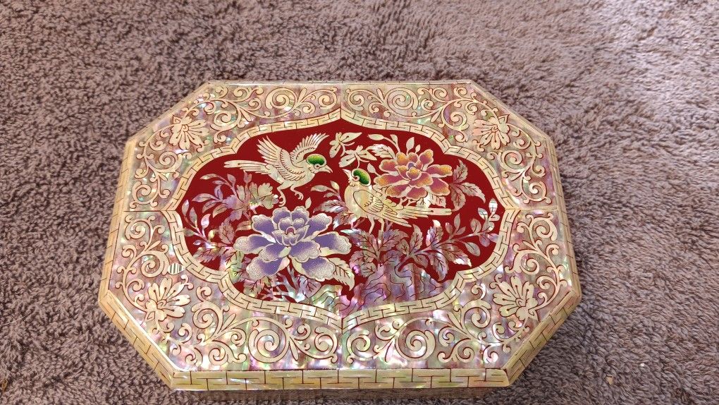 Gorgeous: Octagon Shaped Mother Of Pearl. Trinkets Or?