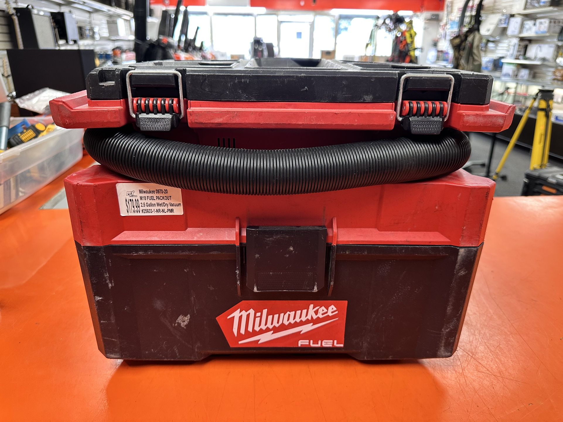 Milwaukee 0970-20 2.5 Gal Wet/Dry Vacuum