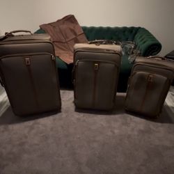 Elegant London Fog 8 Piece Luggage Set 