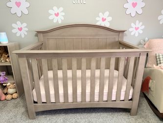 Crib & dresser/changing station