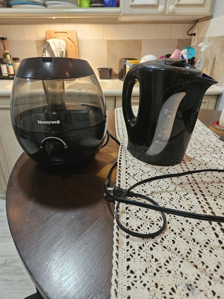 Gently Used Dehumidifier + Tea Kettle Bundle 