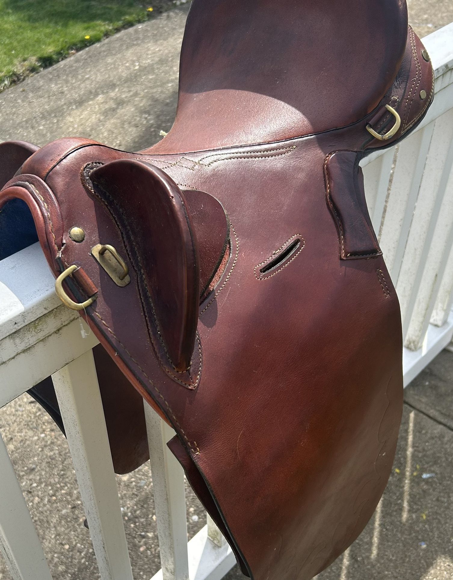 Australian Outback Saddle   unsure of brand in good condition