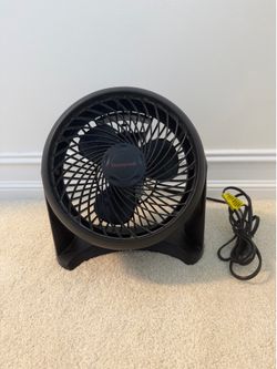 Honeywell Tabletop fan. It’s a bit dusty from storage.