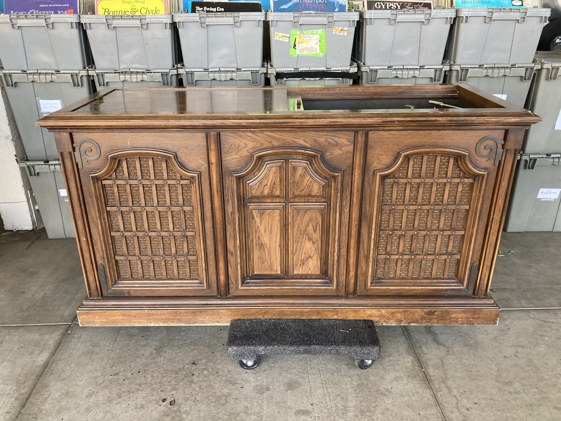 Vintage Magnavox Astro-Sonic Turn Table Counsel with Record Player